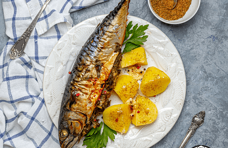 Новый рецепт: Запечённая скумбрия с чесноком и паприкой Новый рецепт: Запечённая скумбрия с чесноком и паприкой