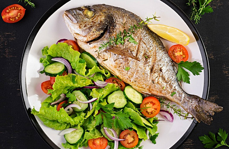 Запечённая дорада с овощным салатом