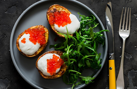 Запечённый картофель с красной икрой и сметаной