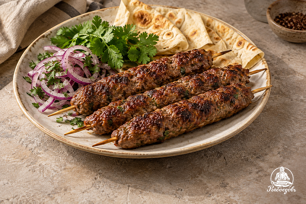 Люля-кебаб с луком и лавашом  