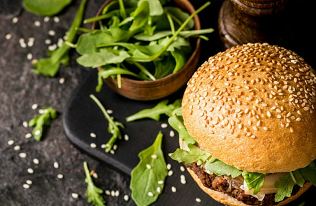 Бургер с говяжьей котлетой и зеленью