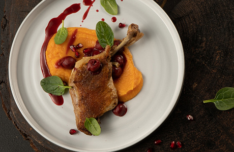 Утиная ножка с тыквенным пюре, вишнёвым соусом и гранатом