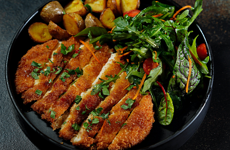 Куриный шницель с картофелем и зелёным салатом