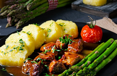 Тушёная говядина с картофелем и спаржей