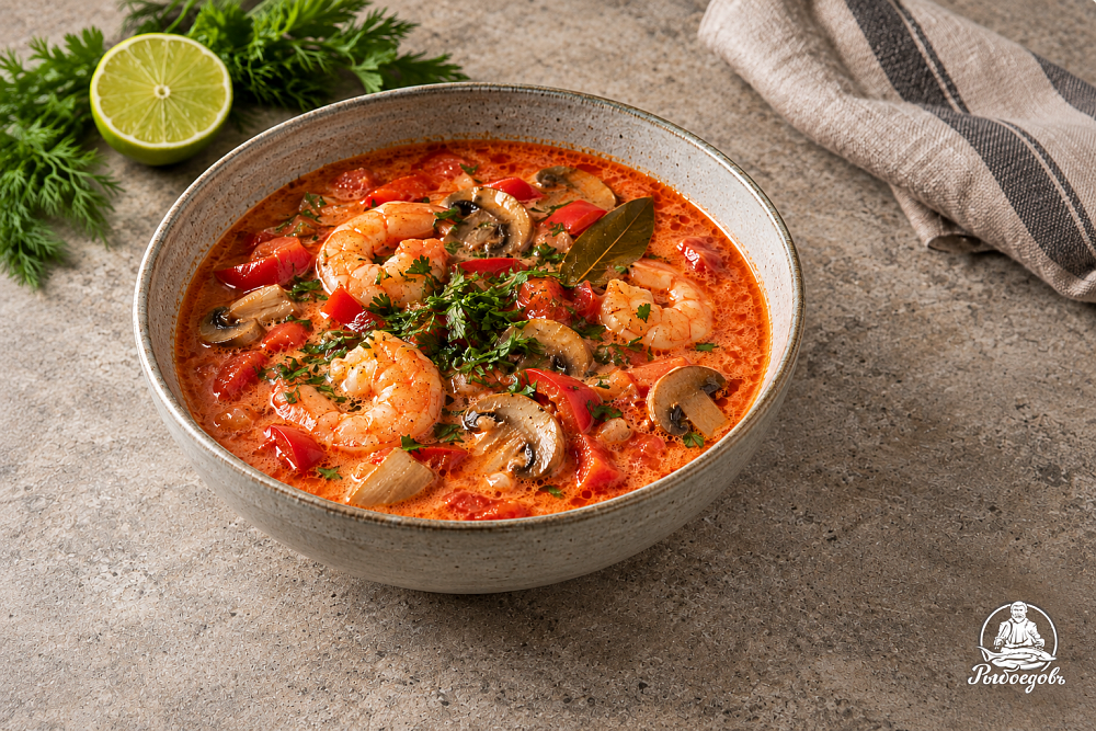 Красный суп с креветками, томатным соусом, перцем и шампиньонами