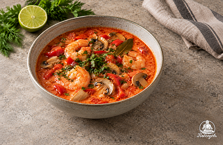 Красный суп с креветками, томатным соусом, перцем и шампиньонами